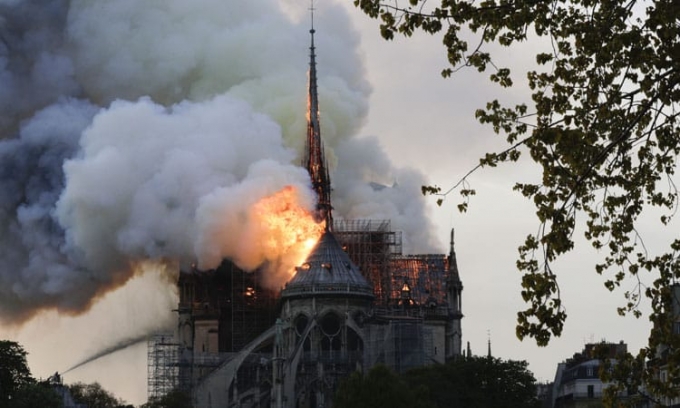 Incendio en la emblemática catedral de Notre Dame en París