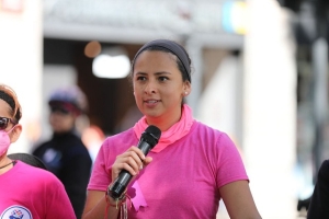 Gran paseo se pinta de rosa con motivo del mes de la lucha contra el cáncer de mama