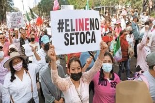 “Mi voto no se toca” y con el himno nacional concluye mega marcha a favor del INE