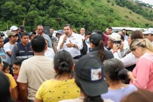 Gobierno federal y estatal encabezan reapertura de caminos y entrega de víveres en Pantepec