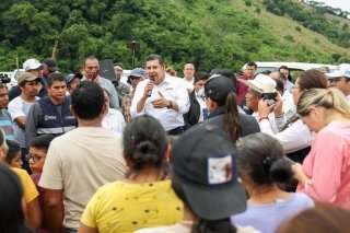 Gobierno federal y estatal encabezan reapertura de caminos y entrega de víveres en Pantepec