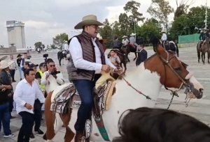 Armenta da banderazo a la cabalgata por el Día del Charro