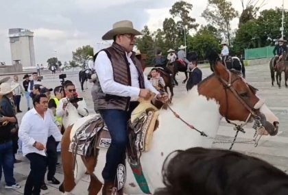 Armenta da banderazo a la cabalgata por el Día del Charro