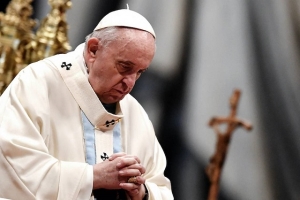 Papa Francisco visita tumba del primer pontífice en renunciar; elogia su humildad