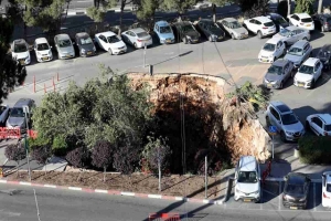 Enorme socavón en el estacionamiento de un hospital en Israel